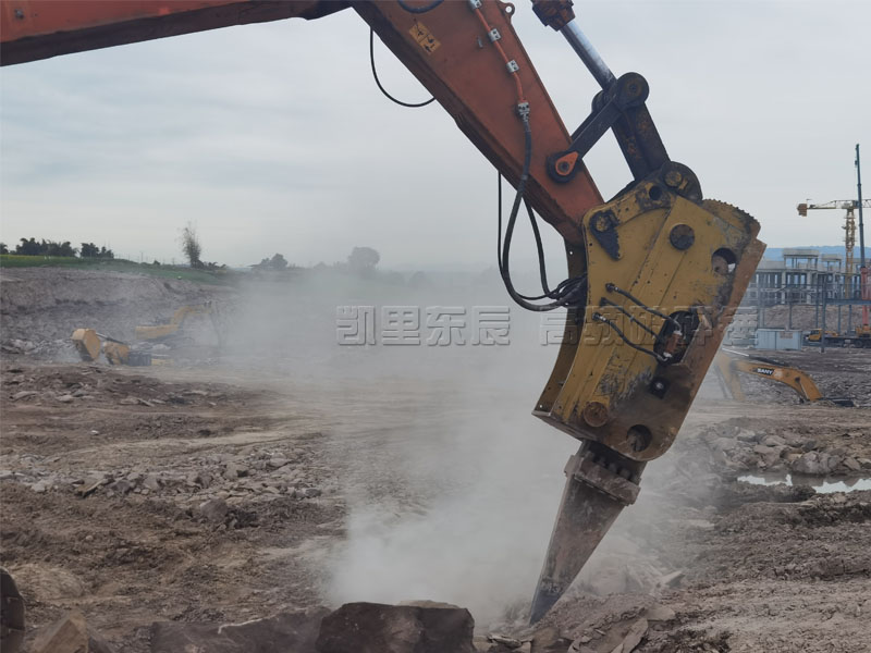 廣西200挖機(jī)高頻破碎錘生產(chǎn)現(xiàn)場